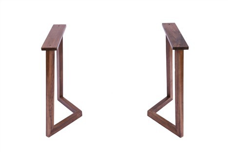 Podstavec z masívneho dreva na stôl